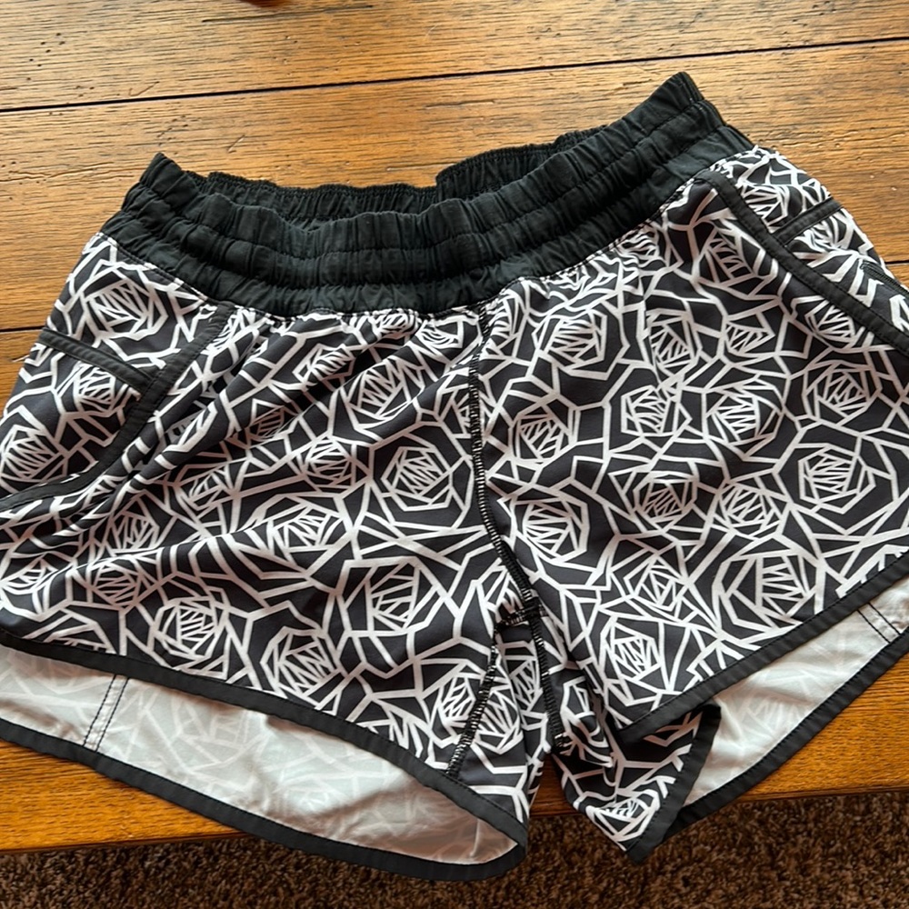 Lululemon Tracker size 12